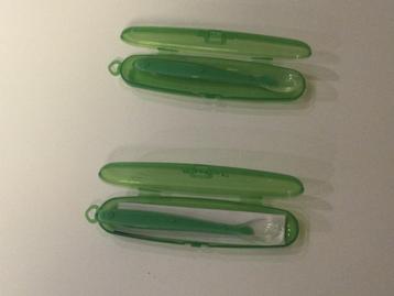 2 groen/ doorzichtige lepels in doosje 