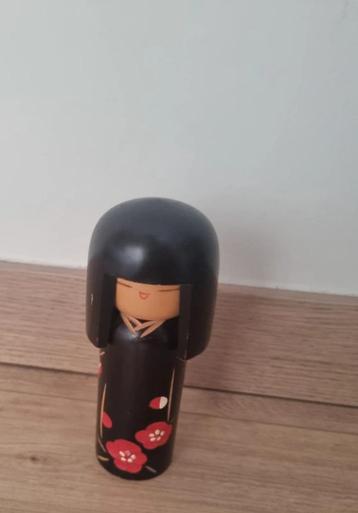 Leuke Crimson Blossom Kokeshi van Yukitsu-baki beschikbaar voor biedingen