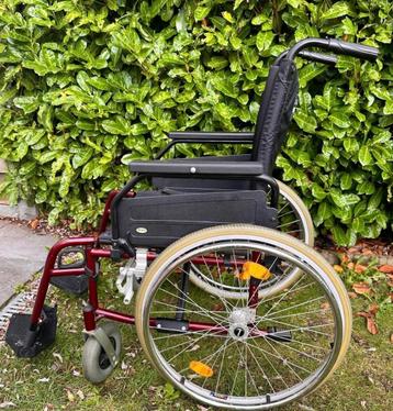 Fauteuil roulant léger pliable à l'état neuf