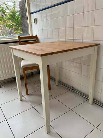 Vierkante EETTAFEL  beschikbaar voor biedingen