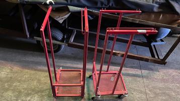 Rode metalen verrijdbare houders / statieven op wielen beschikbaar voor biedingen