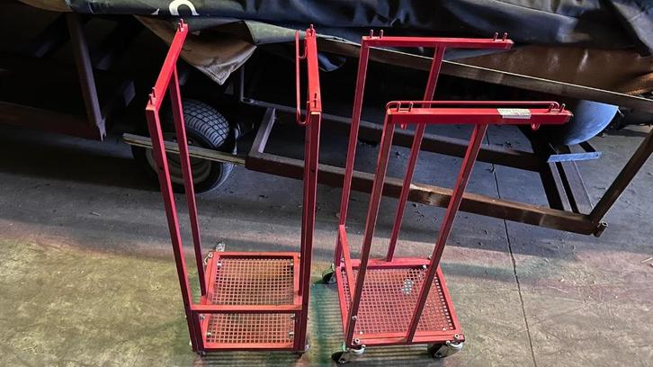 Rode metalen verrijdbare houders / statieven op wielen, Bricolage & Construction, Chariots de transport, Utilisé, Autres types