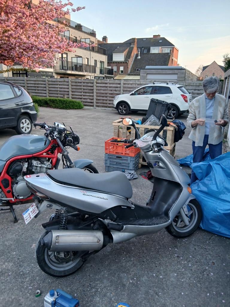 Aprillia leonardo 125cc met papieren loop of sloop evt ruile, Particulier