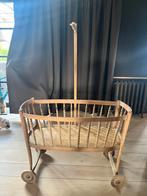 Oude wieg met ooievaar, Kinderen en Baby's, Babywiegjes en Ledikanten, Ophalen, Zo goed als nieuw, Wieg