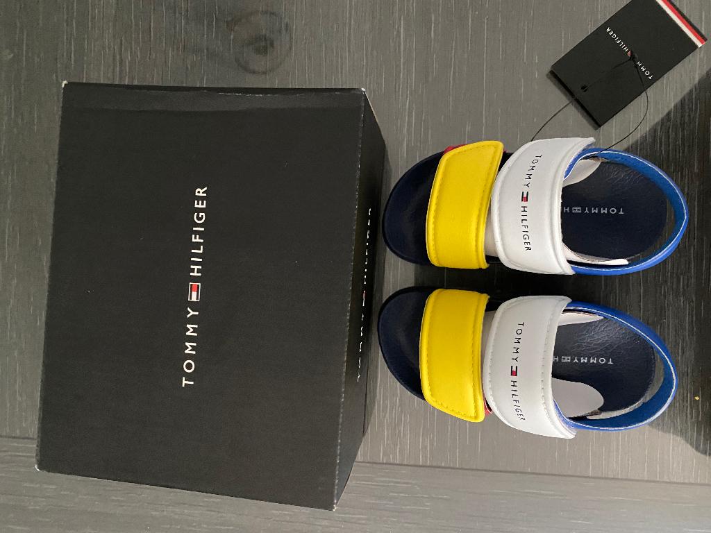 nieuwe Nike-sneaker en een tommy maat 22,, Kinderen en Baby's, Babykleding | Schoentjes en Sokjes, Ophalen, NIKE, Schoentjes, Nieuw