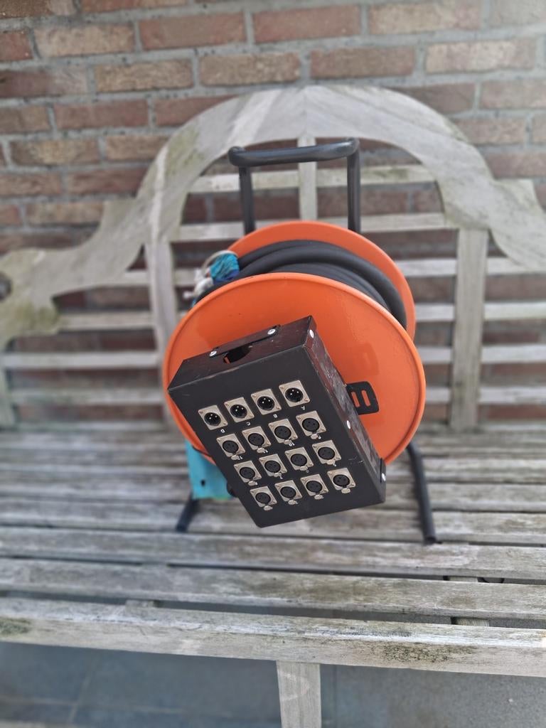 Allerlei toebehoren voor muziekband., Ophalen