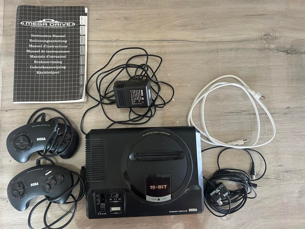 Console Sega Mega Drive avec 2 Manettes cables et Notice, Enlèvement, Utilisé, Avec 2 manettes, Mega Drive