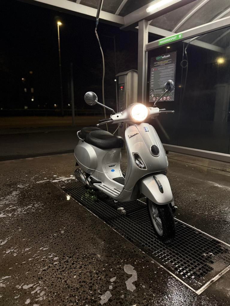 Vespa LX 125cc I.E. ( Nieuw! 956km!)