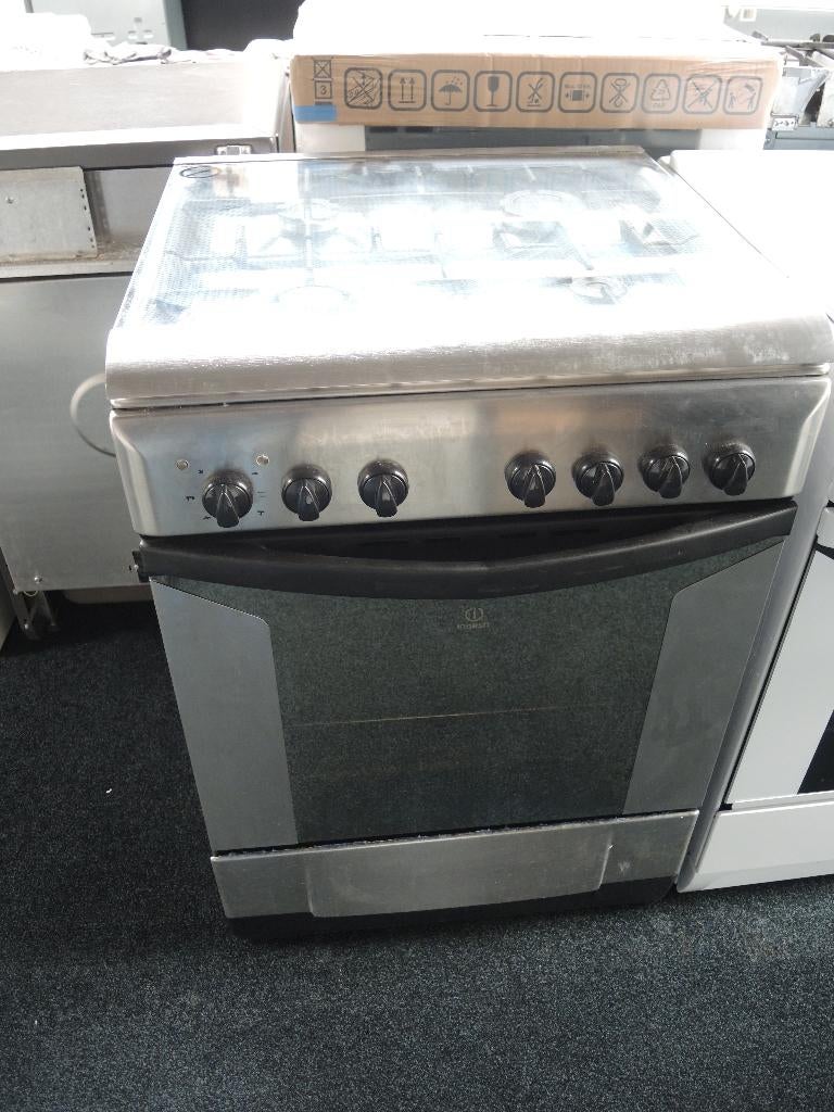 Indesit gasfornuis met heteluchtoven, Ophalen, Gebruikt, 4 kookzones, Energieklasse A of zuiniger