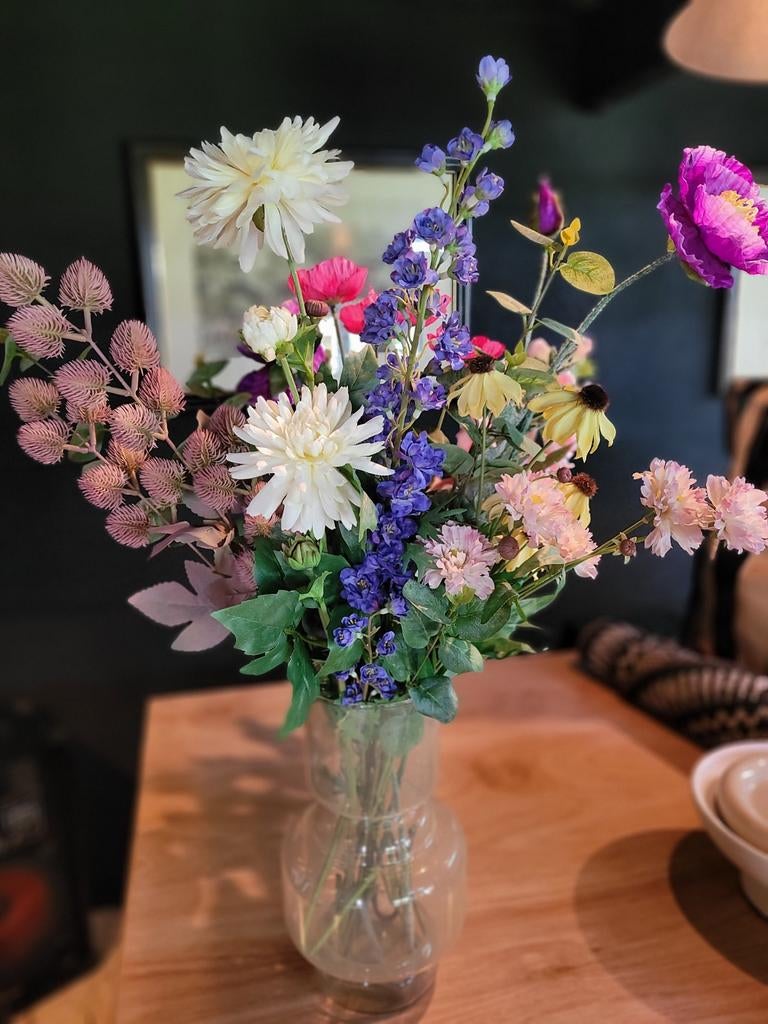 Kunstbloemen in vaas, Ophalen