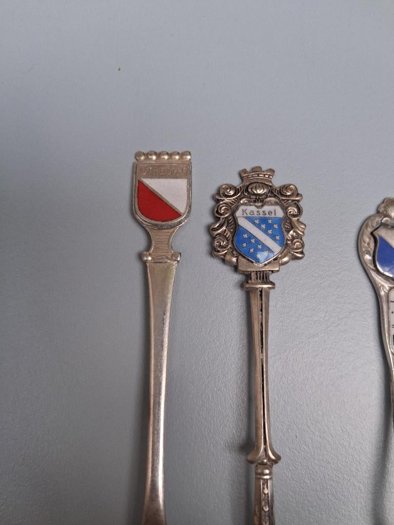 6  verzilverde souvenirlepeltjes met schild van een stad, Ophalen