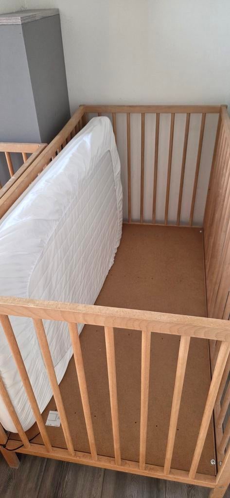 2 Baby bedje met matras 60 euro voor de 2 badjes met matras