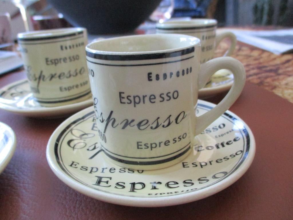4 espresso tassen met schotels, Ophalen of Verzenden, Zo goed als nieuw, Overige stijlen, Kop(pen) en/of Schotel(s)