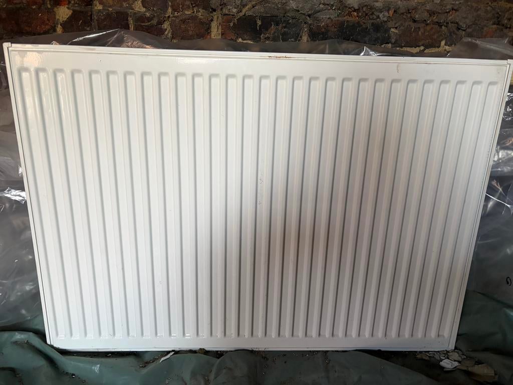 Radiateur triple 90x70 avec vanne thermostat, Bricolage & Construction, Chauffage & Radiateurs, Enlèvement, Comme neuf, Radiateur