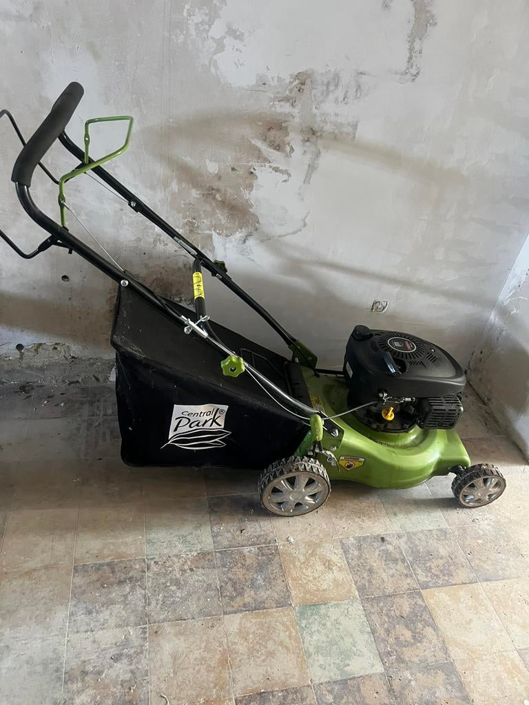 Tondeuse à essence ne fonctionne pas à 100€, Tuin en Terras, Grasmaaiers, Ophalen, Gebruikt, Benzine-grasmaaier