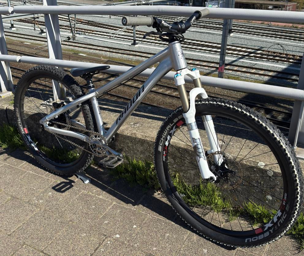 Custom Dirt Jumper Radon Slush 26” medium, Fietsen en Brommers, Fietsen | Mountainbikes en ATB, Zo goed als nieuw, Hardtail, Schijfrem