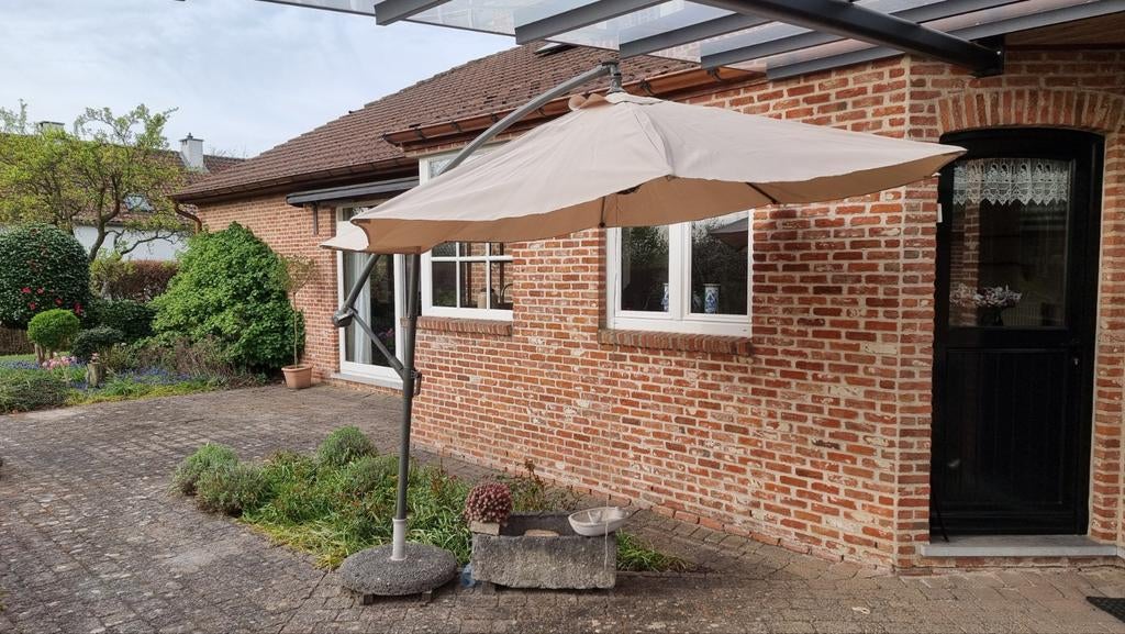 Zweefparasol met betonnen voetsteun, Ophalen, Zo goed als nieuw, 2 tot 3 meter, Zweefparasol