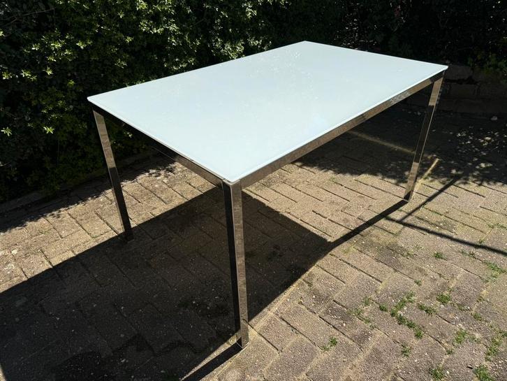 IKEA eettafel met melkglas – modern design (135 x 85 cm), Huis en Inrichting, Tafels | Eettafels, Gebruikt, 50 tot 100 cm, 100 tot 150 cm