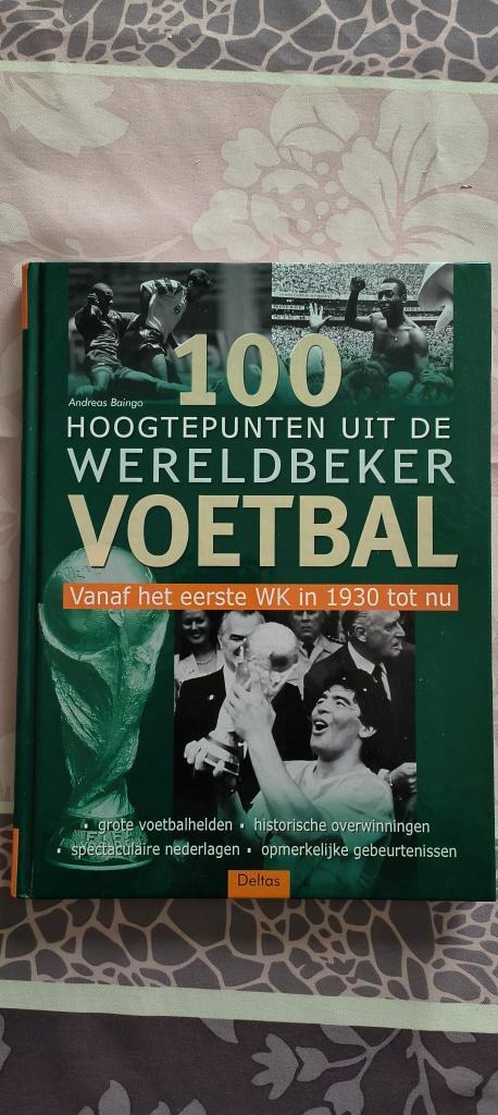 Boek "100 Hoogtepunten uit de Wereldbeker Voetbal", Boeken, Sportboeken, Gelezen, Balsport, Ophalen of Verzenden
