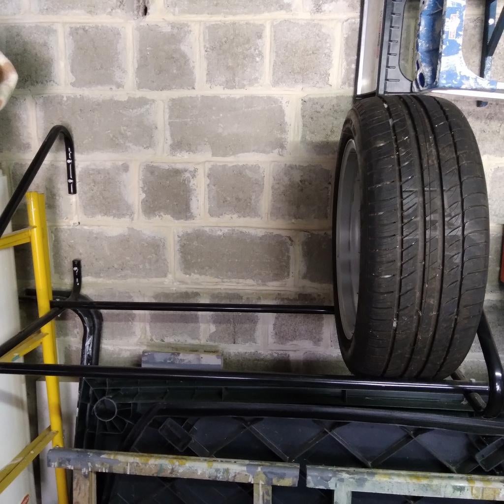 Support mural pour quatre pneus voiture, Ophalen