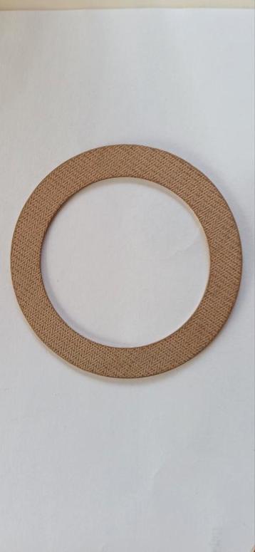 Platte ring in metaal beschikbaar voor biedingen