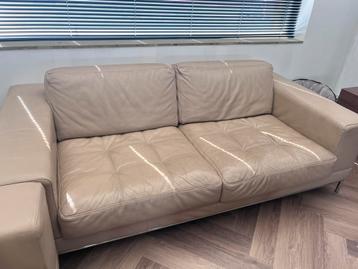 Beige leren zetels beschikbaar voor biedingen
