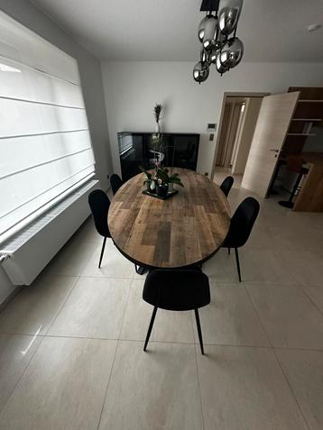 Table et 8 chaises a vendre beschikbaar voor biedingen