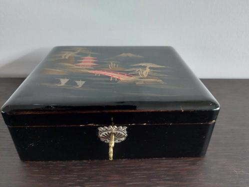 Prachtige Aziatische lakdoos, juwelenkist, houten kistje., Antiek en Kunst, Curiosa en Brocante, Ophalen