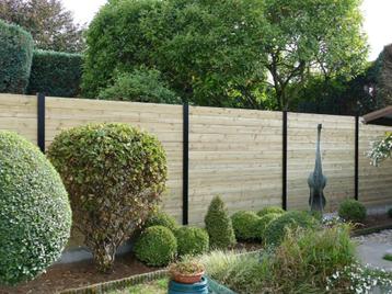 Houten tuinafsluiting met aluminium palen beschikbaar voor biedingen