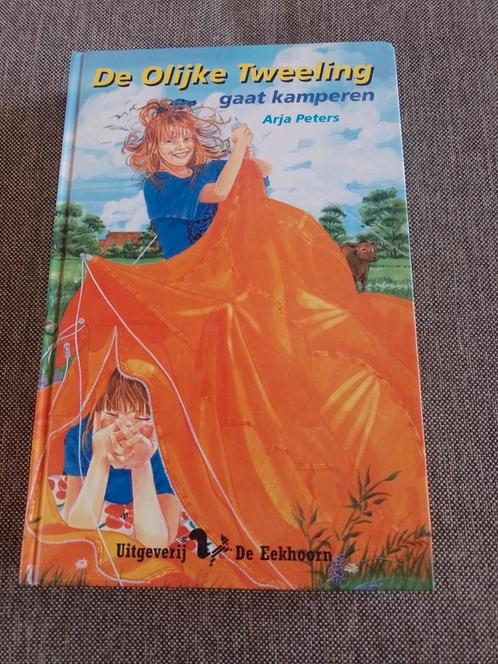 A. Peters - De olijke tweeling gaat kamperen, Boeken, Kinderboeken | Jeugd | 10 tot 12 jaar, Zo goed als nieuw, Ophalen of Verzenden