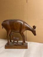 Statue en bois foncé cerf avec veau, Antiquités & Art, Art | Sculptures & Bois, Enlèvement ou Envoi