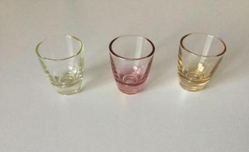 3 vintage gekleurde likeurglaasjes beschikbaar voor biedingen