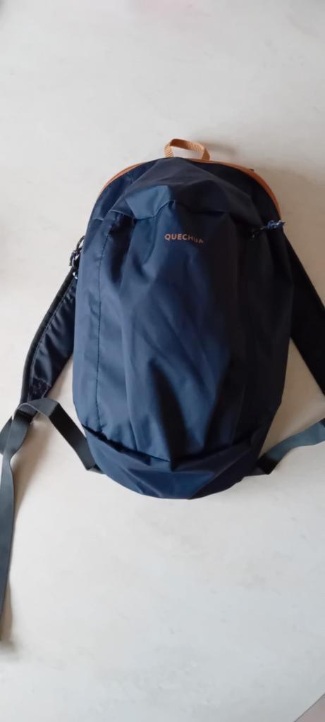Marineblauwe rugzak Quechua, Handtassen en Accessoires, Tassen | Rugtassen, Nieuw, Overige merken, Minder dan 25 cm, 30 tot 45 cm