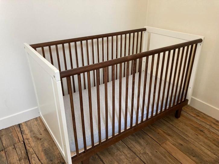 Kinderbedje van merk Oeuf NYC. Wit en Walnoot, Kinderen en Baby's, Kinderkamer | Bedden, Zo goed als nieuw, Ophalen