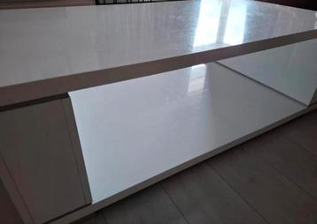 Witte salontafel beschikbaar voor biedingen
