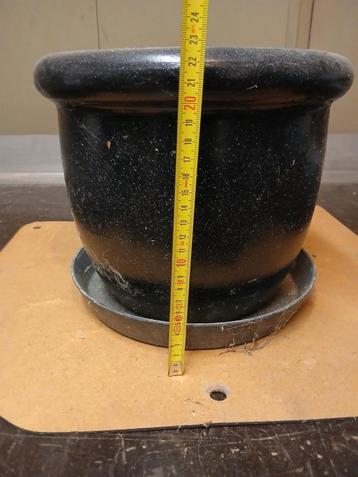 zwarte bloempot met onderzetter / steen beschikbaar voor biedingen