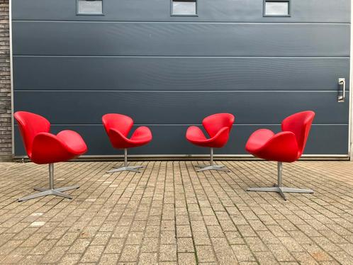 4x originele rood lederen Fritz Hansen Swan chairs Topstaat!, Huis en Inrichting, Zetels | Voetbanken en poefs, Ophalen of Verzenden