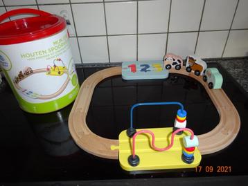 Mijn eerste houten spoorweg set in handig opbergtonnetje. beschikbaar voor biedingen