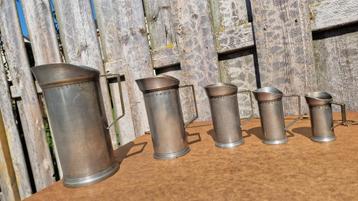 Prachtige serie van 5 gegraveerde tinnen mokken. beschikbaar voor biedingen