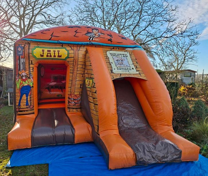 SPRINGKASTEEL MET GLIJBAAN TE HUUR, Hobby & Loisirs créatifs, Articles de fête | Location, Comme neuf, Enlèvement ou Envoi