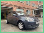 Ford Fiesta 1.4i benzine 80pk 5 deurs * Airco *, Auto's, Stof, Zwart, 4 cilinders, Bedrijf