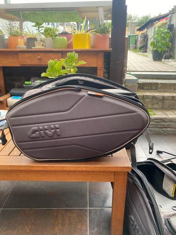 Givi zakken met bevesting beugels cb650r beschikbaar voor biedingen