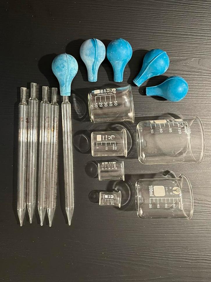 Laboratoriumglaswerk en pipetten met ballonnen, Bricolage & Construction, Instruments de mesure, Utilisé, Humidité ou liquide