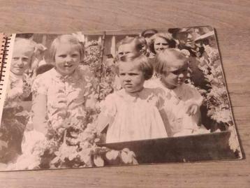 Fotoboek 1945, de Oranje-prinsesjes thuis beschikbaar voor biedingen