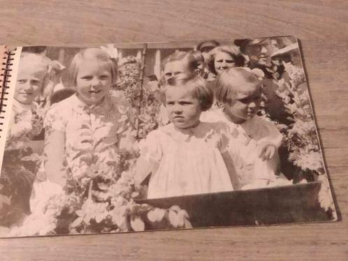 Fotoboek 1945, de Oranje-prinsesjes thuis, Verzamelen, Koningshuis en Royalty, Ophalen of Verzenden