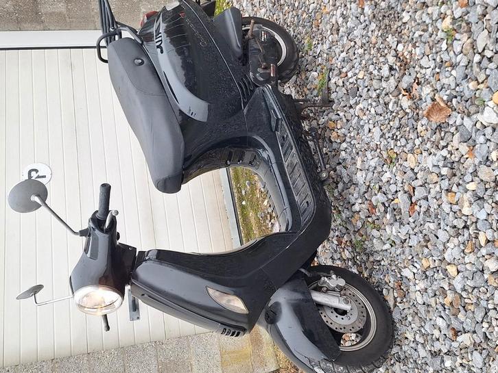 A KLASSE SCOOTER 50CC START RIJD PAPIEREN EN SLEUTEL, Fietsen en Brommers, Snorfietsen en Snorscooters, Zo goed als nieuw, Kymco