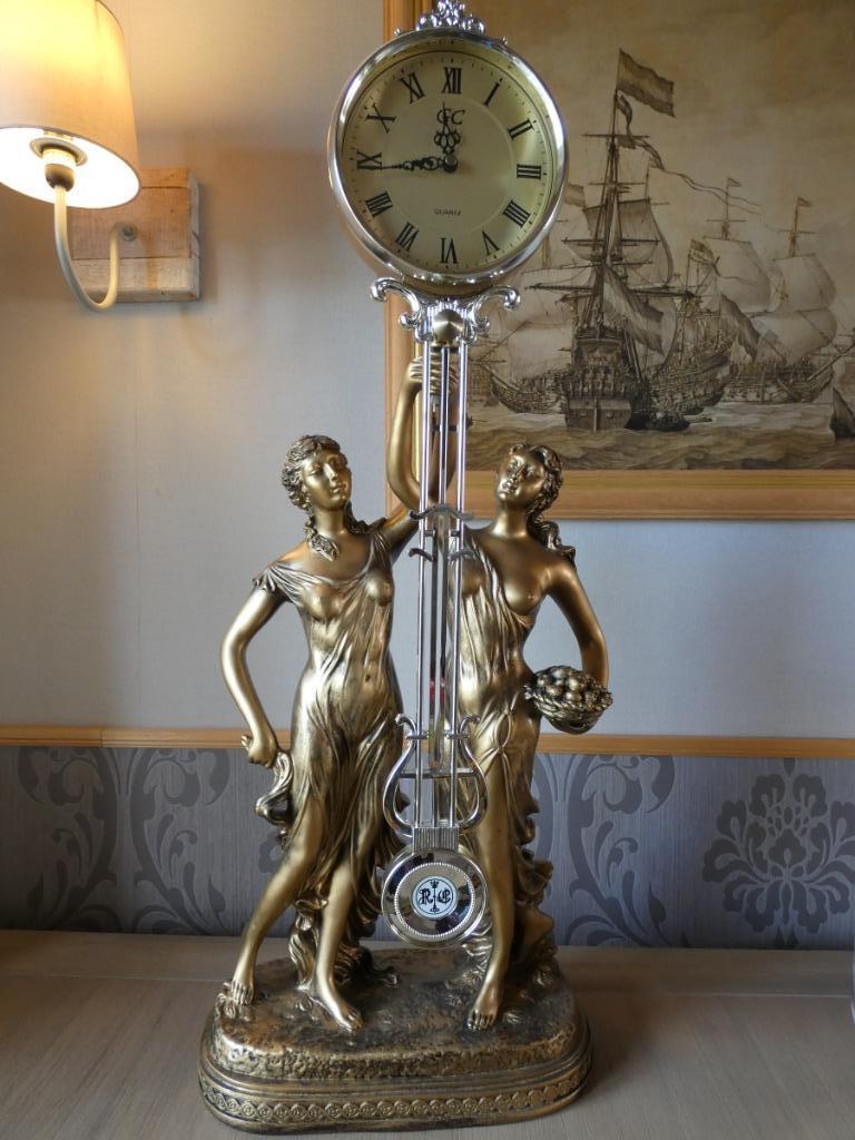 Grande statue avec horloge 79 cm., Antiquités & Art, Antiquités | Horloges, Enlèvement