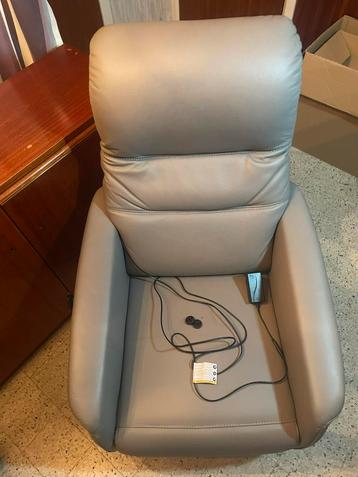 November 2024: nieuwprijs 2.229 euro - Relaxfauteuil, Ophalen, Zo goed als nieuw, Eenpersoons, Leer
