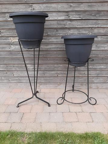 2 kunststof bloempotten Winchester en 2 plantenstaanders beschikbaar voor biedingen