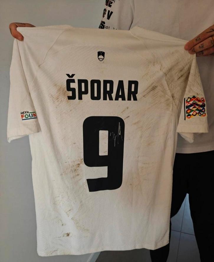 Slovenië matchwornshirt Sporar met certificaat., Verzamelen, Sportartikelen en Voetbal, Zo goed als nieuw, Shirt, Ophalen of Verzenden